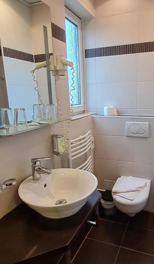Hotel Prox Арнщат Екстериор снимка